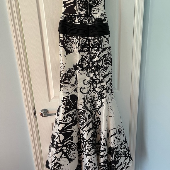 Strapless Caché formal dress - Picture 3 of 8